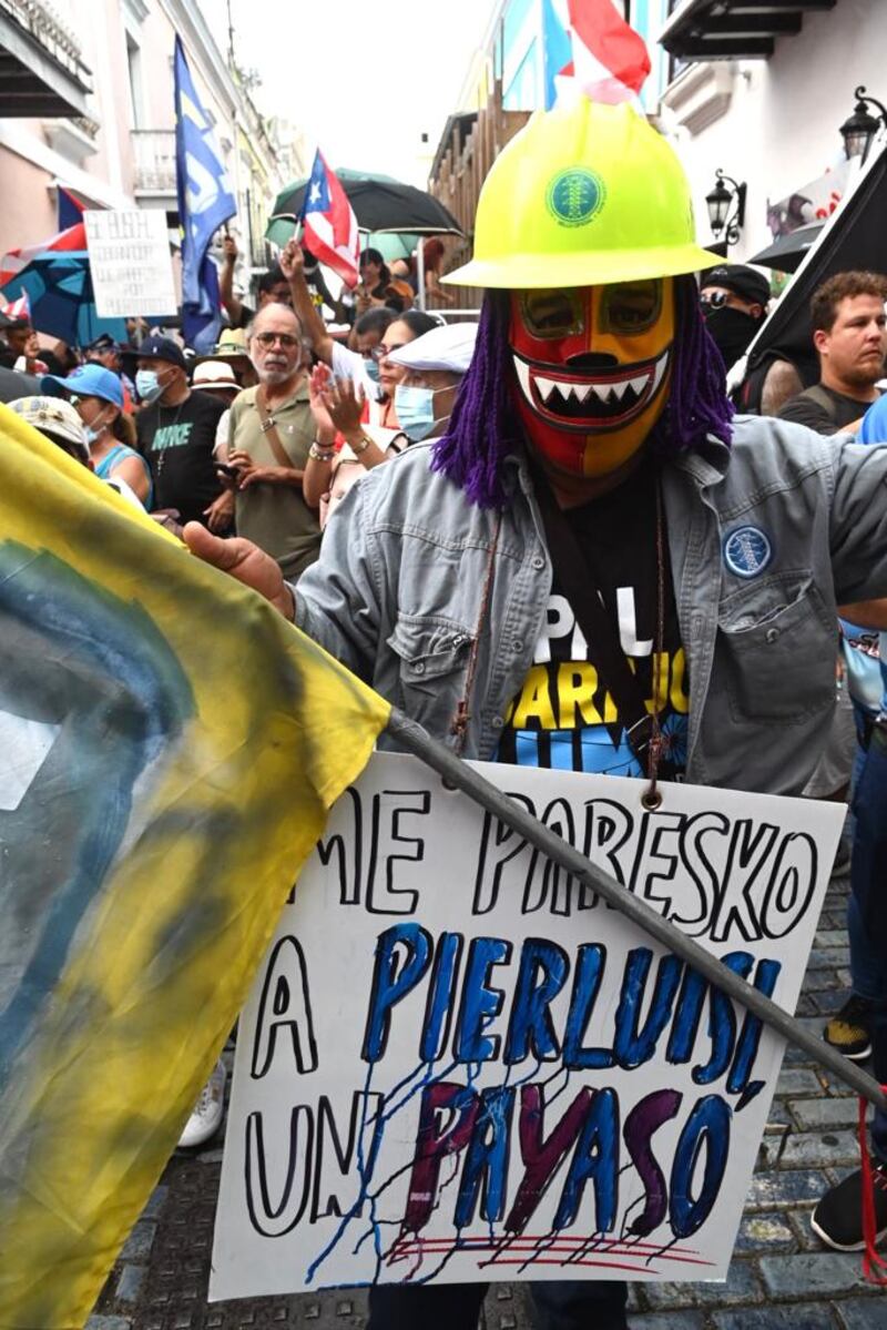 Manifestantes protestan contra LUMA Energy frente a la Fortaleza.