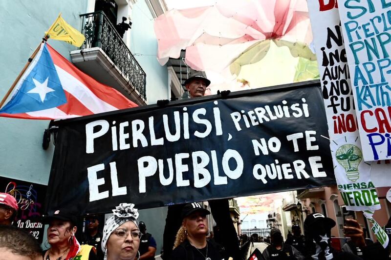 Manifestantes protestan contra LUMA Energy frente a la Fortaleza.