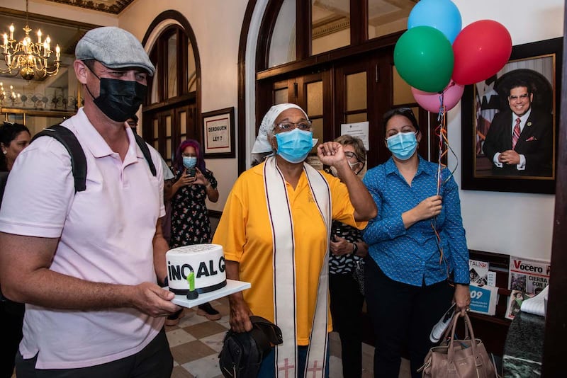 La reverenda Carmen Julia Pagán, al centro, de la Iglesia Bautista de Puerto Rico, junto a David Ortiz y Sary Rosario, de la Iglesia Discípulos de Cristo, y otros miembros de El Puente, así como representantes de otras comunidades de Cataño, Guaynabo y San Juan que se impactarían con el terminal de gas de New Fortress, le cantan “cumpleaños infeliz” a lo que ellos denominaron como el aniversario de inacción de este caso en la Comisión de Recursos Naturales, Asuntos Ambientales y Reciclaje de la Cámara de Representantes, en la oficina del presidente de la Cámara, Rafael ‘Tatito’ Hernández, en El Capitolio.