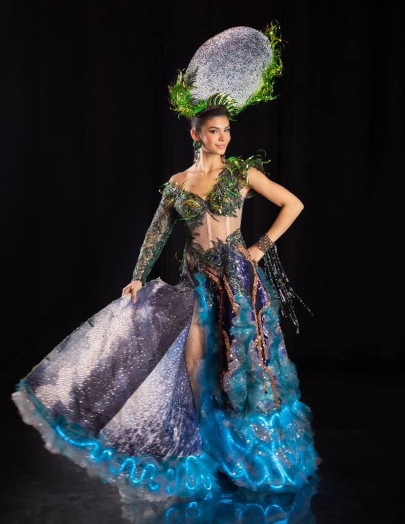 Elena Rivera llevará majestuosidad de nuestras bahías bioluminiscentes a Miss Mundo en India.