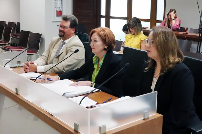 El equipo de UTICORP, compuesto por el abogado Jorge Galva Rodríguez y las doctoras Sylvette Rivera García y Betsy Ruiz, durante una de las vistas senatoriales en septiembre.