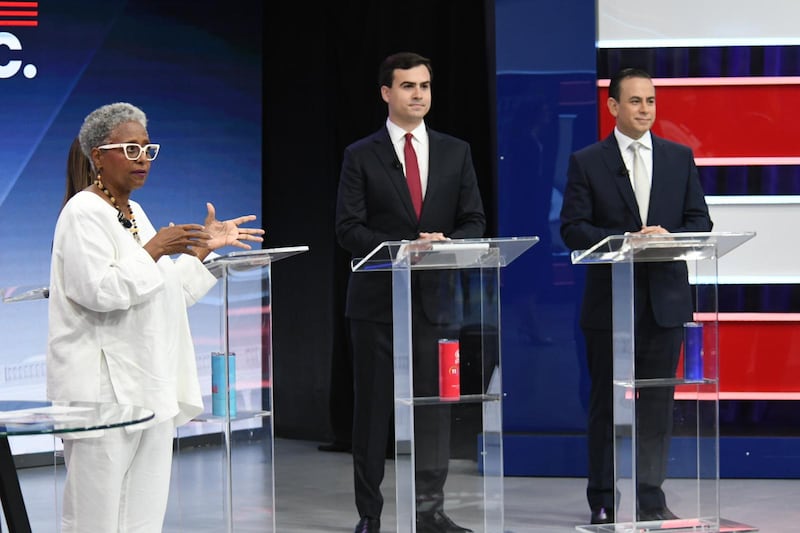 Debate de candidatos a la comisaría residente