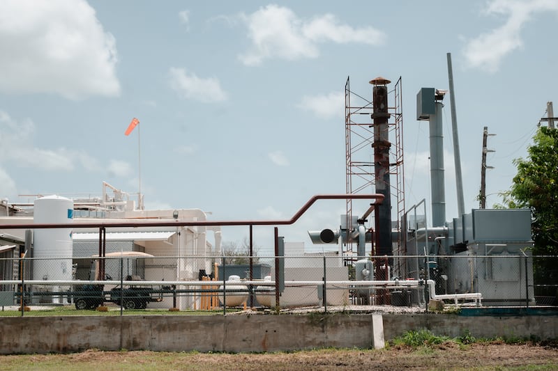 Parte de las instalaciones industriales y equipo en la planta ubicada en Salinas.