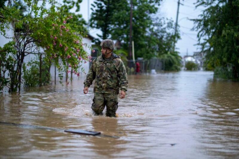 Familias en Salinas tuvieron que desalojar sus casas debido a las inundaciones.