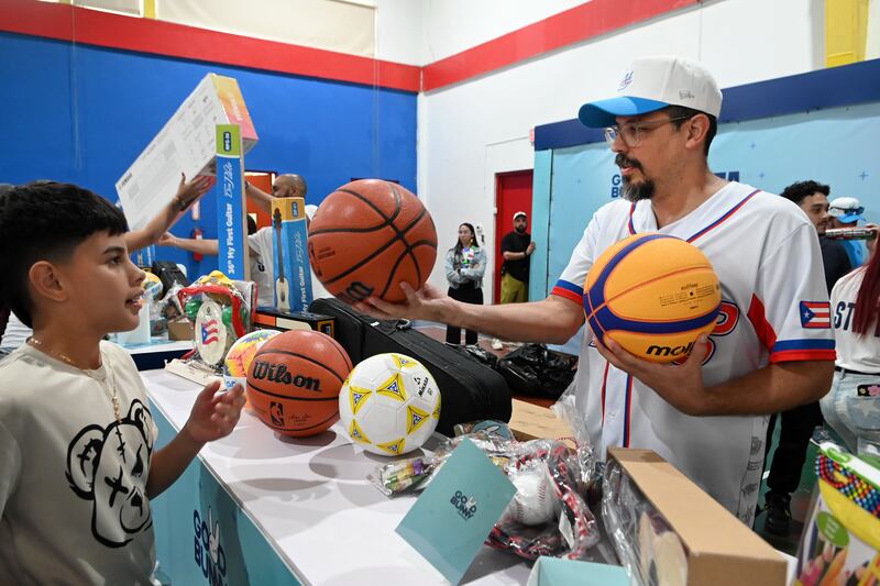 Bonita Tradición. La Fundación Good Bunny de Bad Bunny, hace entrega de regalos a niños y adolescentes