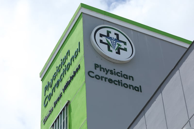 30 de agosto de 2024. San Juan, PR. Fotografías a la fachada del edificio que ubica las oficinas de Physician Correctional en Hato Rey. (Brandon Cruz González / Centro de Periodismo Investigativo)