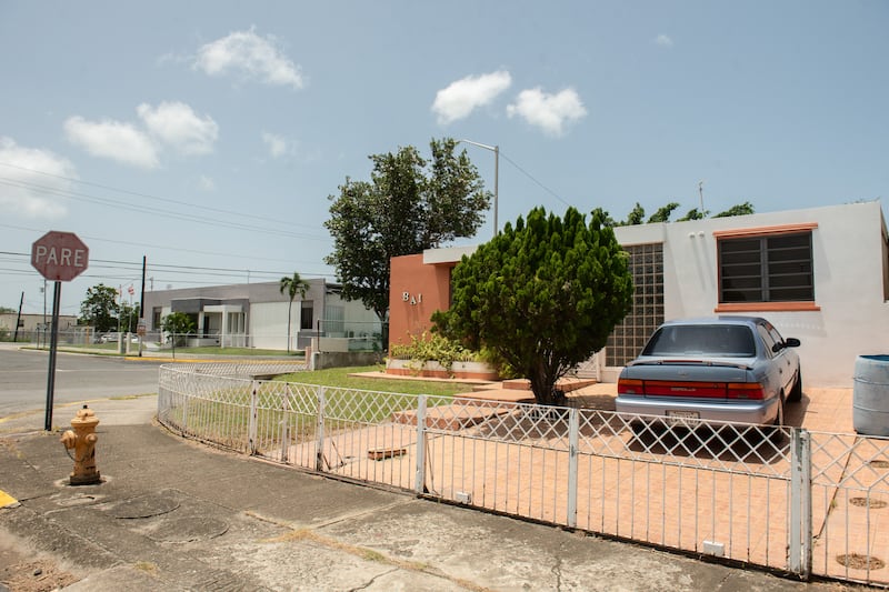 La planta de Steri-Tech ubica al lado de la comunidad La Margarita. Foto de casa en Hacienda La Margarita con STI en el fondo.