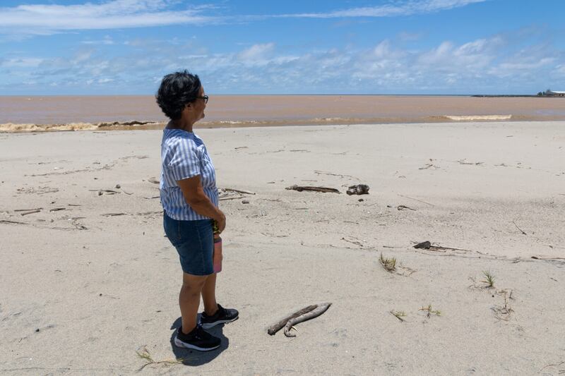 Myrna Concepción Torres es la coordinadora de un grupo arecibeño que protege los nidos de tortugas marinas que llegan a las costas de Arecibo.
Foto por Jorge Ramírez Portela | Centro de Periodismo Investigativo