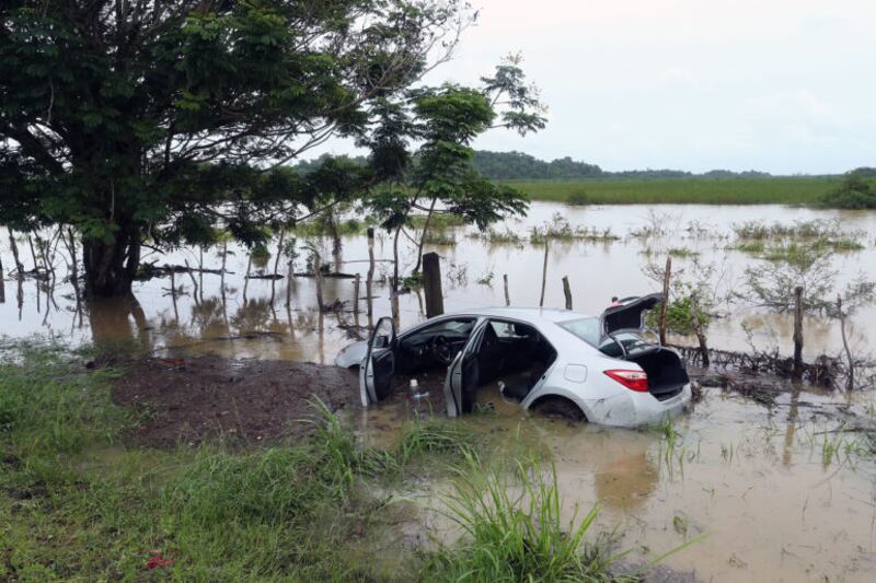 Vehículo arrastrado por la corriente en la ruta 188 en Loíza.