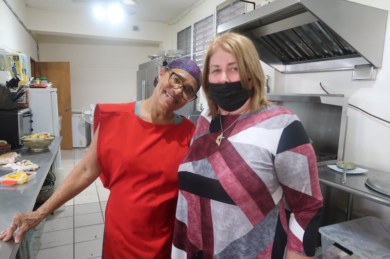 Nilka Marrero y voluntaria del comedor preparando el almuerzo para la comunidad.