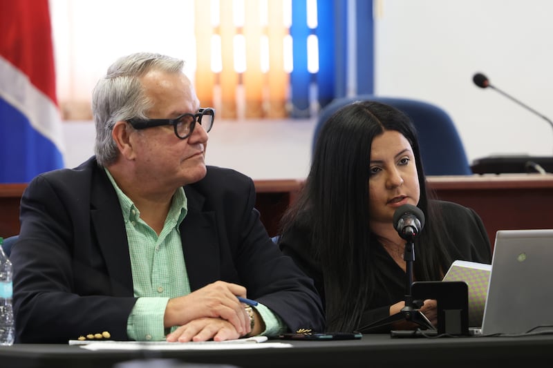 Miguel Mijalhevich y Viviana Pereira fueron los oficiales examinadores de la OGPe que moderaron las vistas públicas. 

Foto por Brandon Cruz González | Centro de Periodismo Investigativo