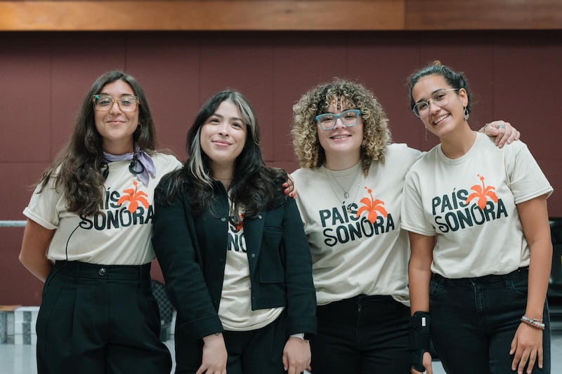 En la foto, desde la izquierda, Andrea Cruz, Melissa Ocasio, MILA y Mildred Eunís, gestoras de la iniciativa No Toquemos Tierra. l Foto suministrada