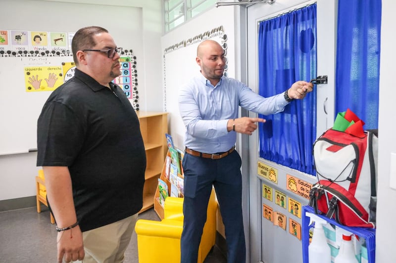 Instalación de 120 mil pasadores en escuelas de Puerto Rico.