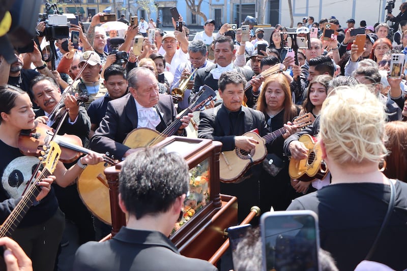 Paquita la del Barrio, una de las voces más emblemáticas en México, falleció el pasado 17 de febrero a los 77 años , dejando un gran vacío en la industria como parte de su legado musical, mismo que está siendo honrado este 21 de febrero a través de distintos puntos de la Ciudad de México, en donde asistieron no solo familiares, sino también colegas y fanáticos que despidieron a la emblemática cantante.