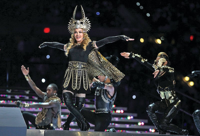 Madonna en pleno show del Super Bowl en 2012, sobre el escenario.