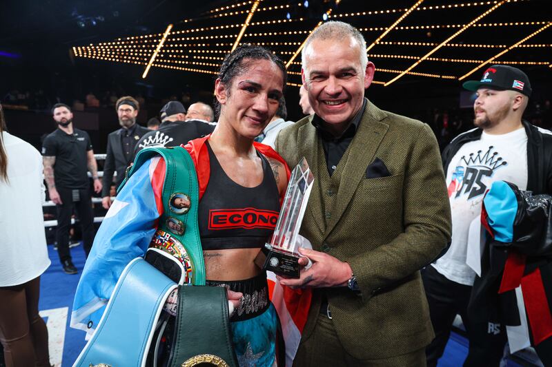 4 de febrero de 2023; Nueva York, Nueva York, EE. UU.; Amanda Serrano y Erika Cruz durante su pelea por el Campeonato Mundial Indiscutible de Peso Pluma en el Teatro Hulu en el Madison Square Garden en Nueva York, Nueva York. Crédito obligatorio: Ed Mulholland/Matchroom.