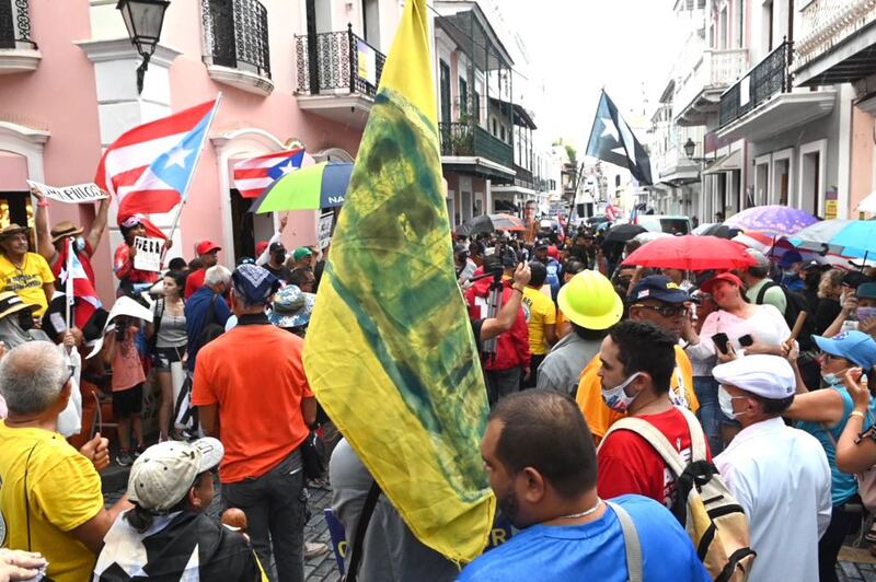 Manifestantes protestan contra LUMA Energy frente a la Fortaleza.