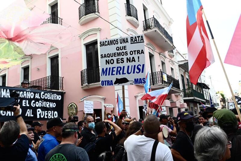 Manifestantes protestan contra LUMA Energy frente a la Fortaleza.