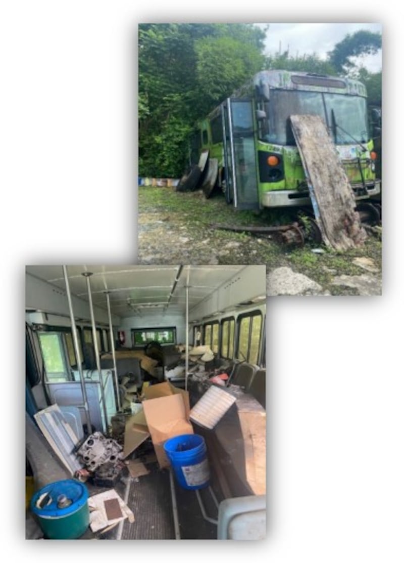 Guagua de pasajeros abandonada en un taller