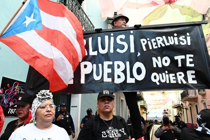 Manifestantes protestan contra LUMA Energy frente a la Fortaleza.